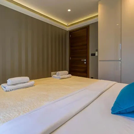 Front Fran Apartment *